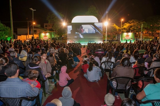 Cine Família na Praça volta a Pará de Minas trazendo experiência de cinema a céu aberto